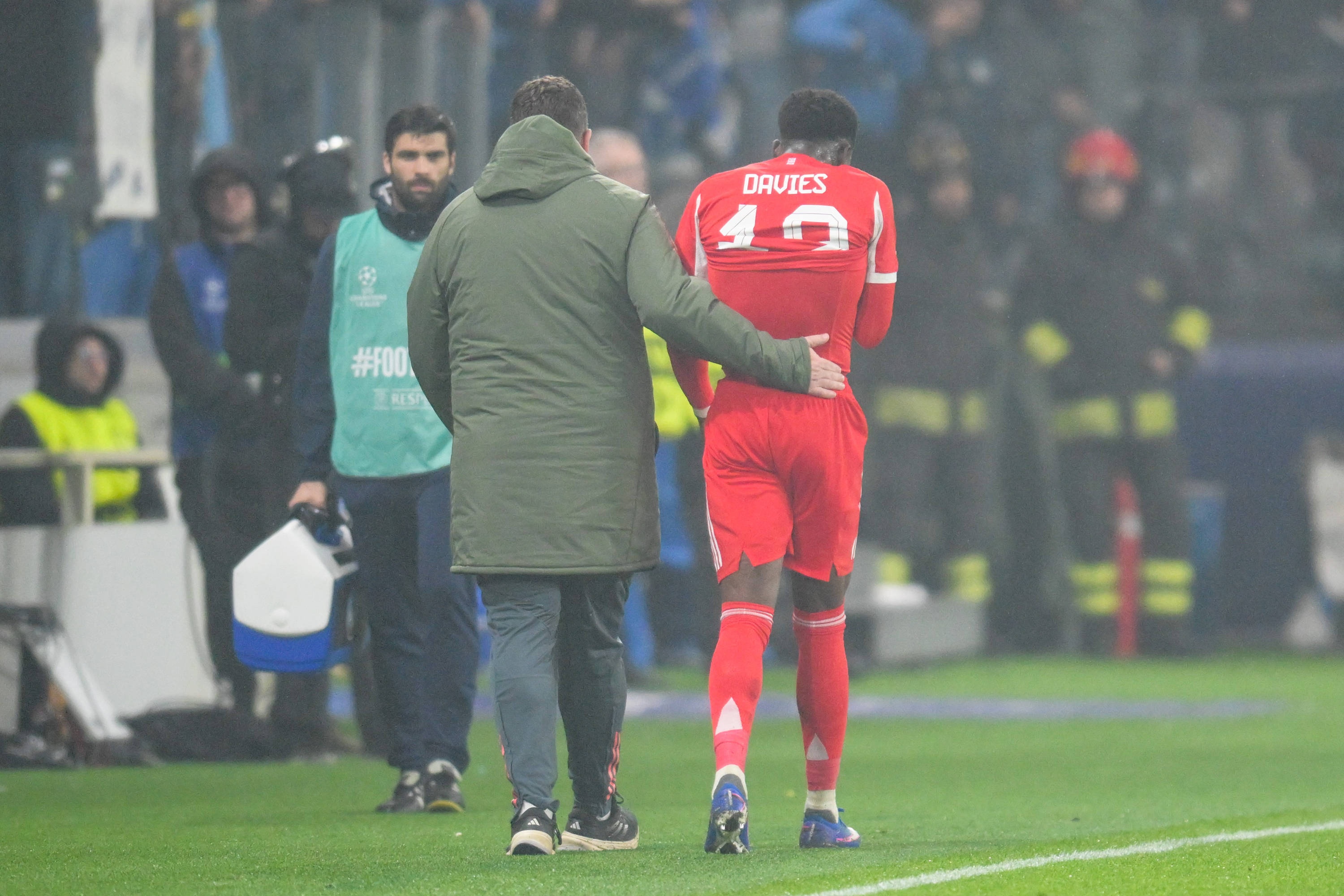 开云APP-图片报：乌尔比希缺阵8-10天，戴维斯、穆西亚拉缺阵稍短一些