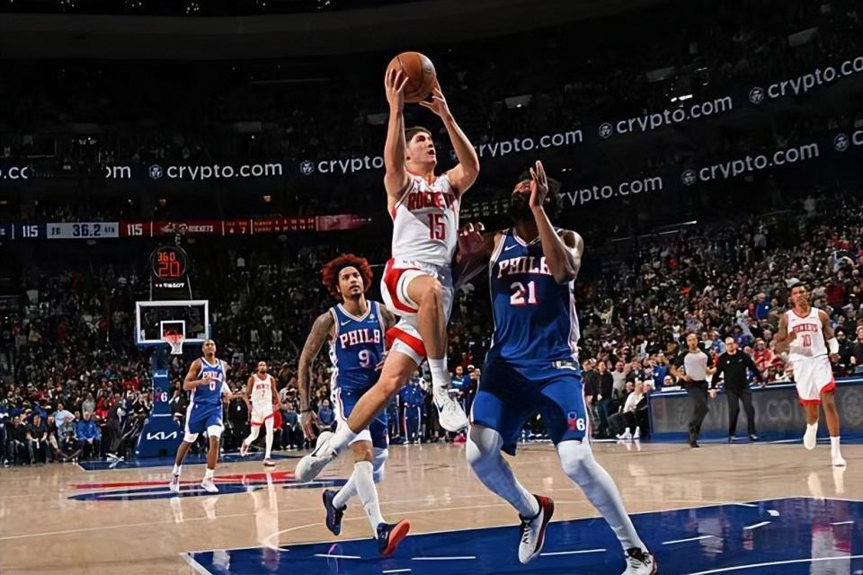 开云APP-加时赛又被摁在了板凳席上！火箭对于后场新星的使用让人无法理解